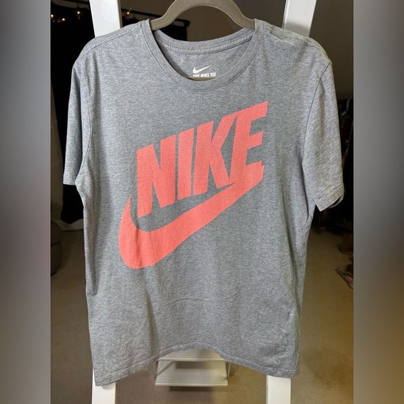 Nike preloved Athletic cut size large t-shirt - Picture 1 of 7